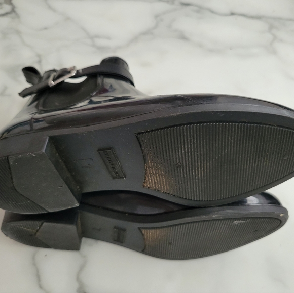 Marc Fisher Women's 7 Rainy Black Glossy Ankle Rain Bootie Buckle Boot - Picture 3 of 4